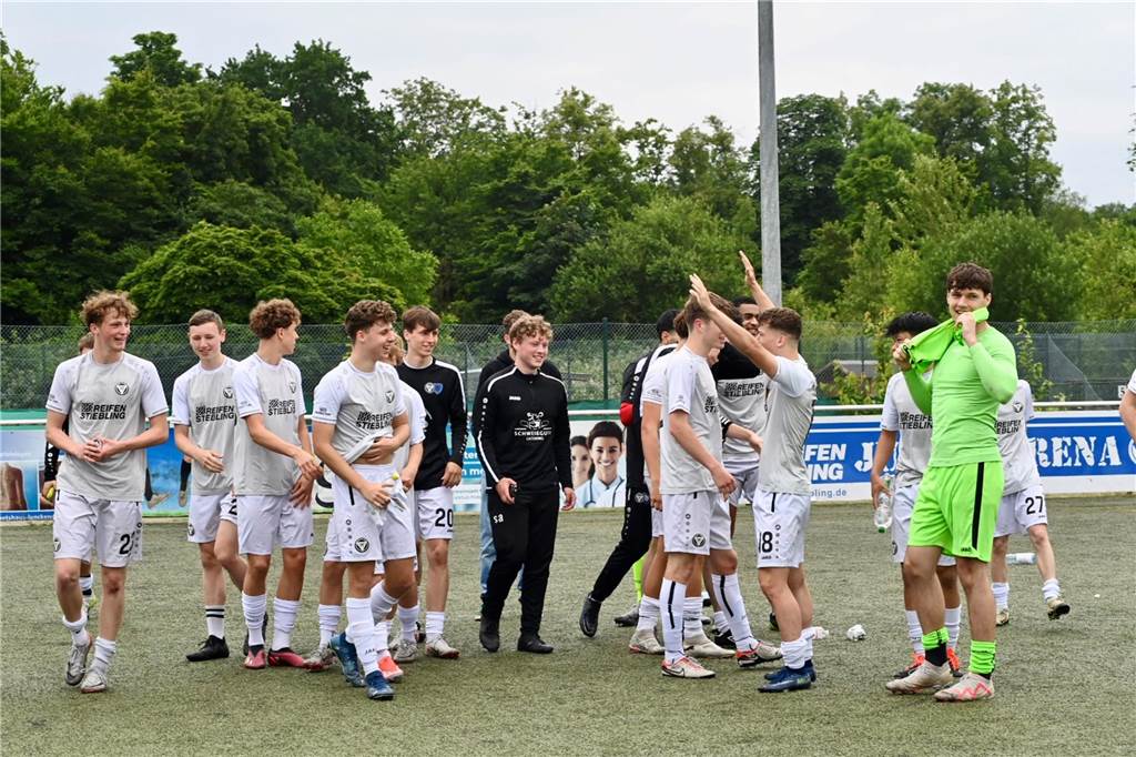 Klassenerhalt am letzten Spieltag: Erst hat die U19 des TuS Haltern am See mit 7:3 RW Ahlen geschlagen, dann musste sie warten. Als klar war, dass Sprockhövel verloren hat, war auch klar: Das Team bleibt Westfalenligist!