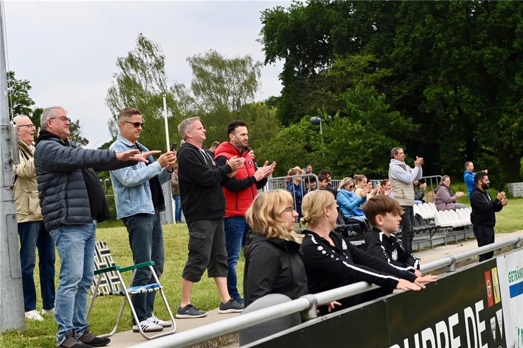 Klassenerhalt am letzten Spieltag: Erst hat die U19 des TuS Haltern am See mit 7:3 RW Ahlen geschlagen, dann musste sie warten. Als klar war, dass Sprockhövel verloren hat, war auch klar: Das Team bleibt Westfalenligist!