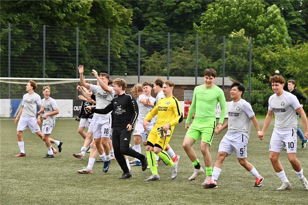 Klassenerhalt am letzten Spieltag: Erst hat die U19 des TuS Haltern am See mit 7:3 RW Ahlen geschlagen, dann musste sie warten. Als klar war, dass Sprockhövel verloren hat, war auch klar: Das Team bleibt Westfalenligist!