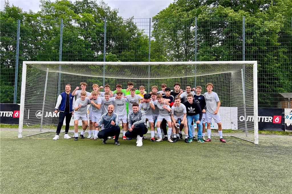 Klassenerhalt am letzten Spieltag: Erst hat die U19 des TuS Haltern am See mit 7:3 RW Ahlen geschlagen, dann musste sie warten. Als klar war, dass Sprockhövel verloren hat, war auch klar: Das Team bleibt Westfalenligist!