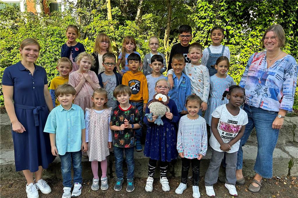 Klassenlehrerin Annika Seipel fehlt auf dem Foto mit ihrer Eulen-Klasse. Mit der 1e der Wiehagenschule posieren Lehrerin Nikola Storck (links) und Sozialpädagogin Birgit Sundermann.