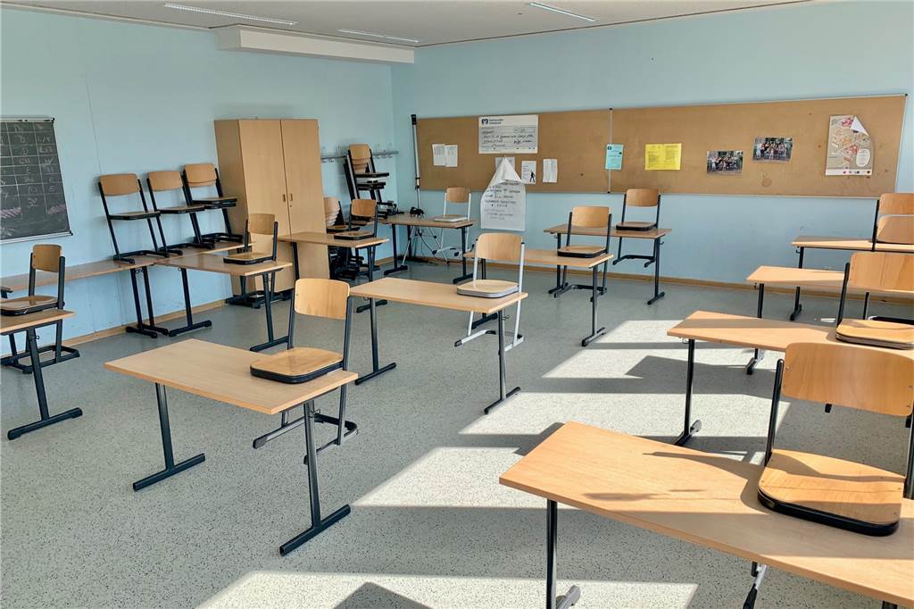 Maskenpflicht, Kontrollen und Einbahnstraßen an Dortmunder Gymnasium Klassenzimmer nach Hygieneverordnung im Gymnasium an der Schweizer Allee in Aplerbeck.