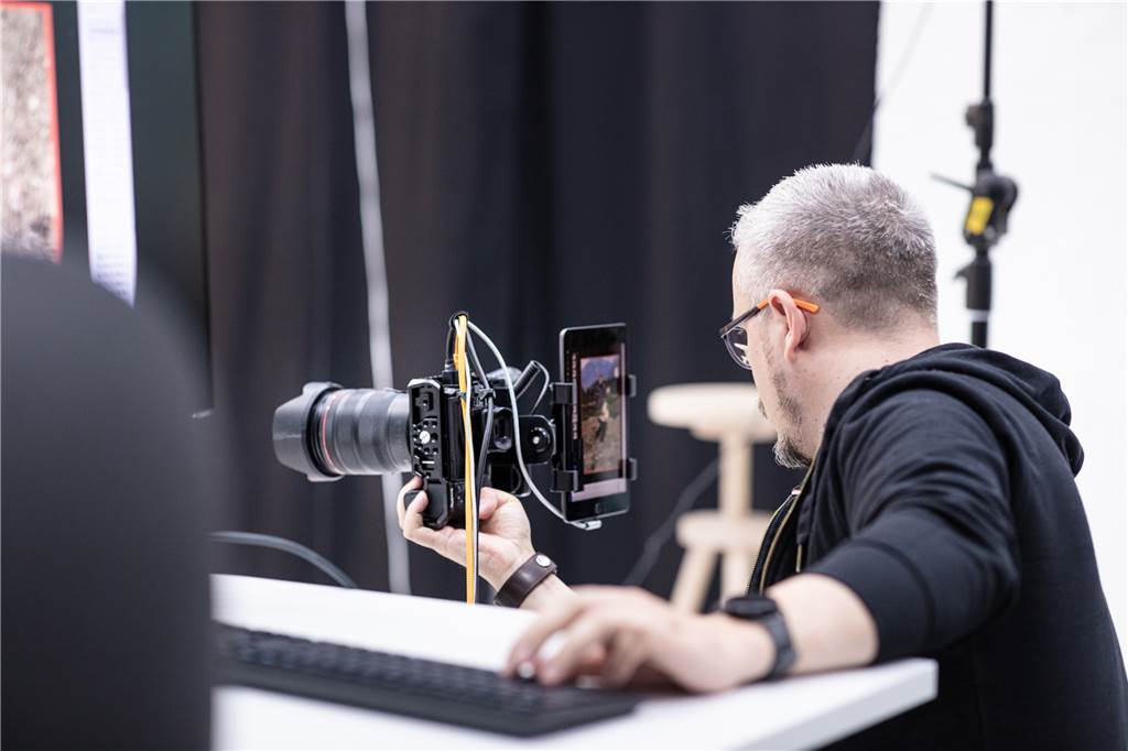 Morgens Mallorca, abends New York: Laudert bringt die Welt nach Vreden Klassische Fotografie sieht wohl anders aus. Im Virtual Studio steckt eine ganze Menge Technik dahinter.