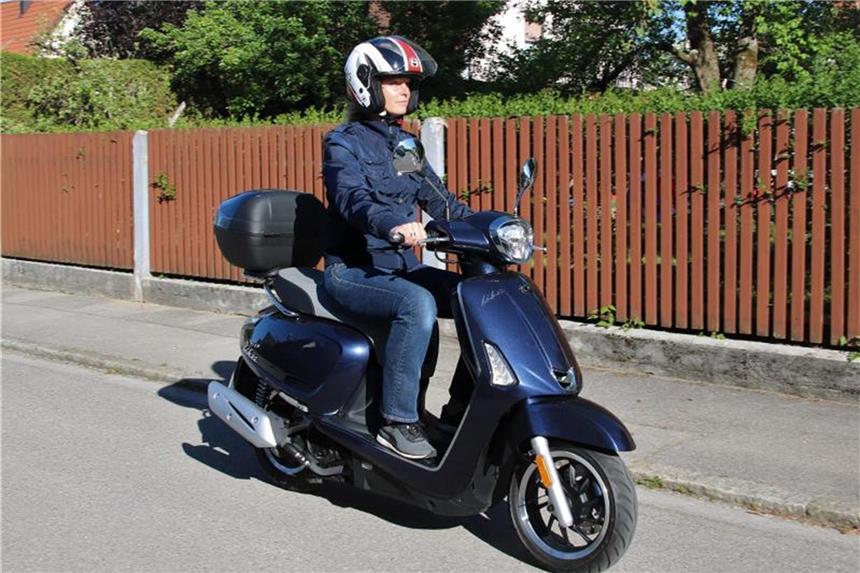 Roller Kymco Like II 125i ist mit dem Smartphone vernetzt Klassischer Roller mit moderner Technik: Der Kymco Like II 125i ABS Exclusive ist vernetzt und hält den Fahrer informiert. Foto: Kymco