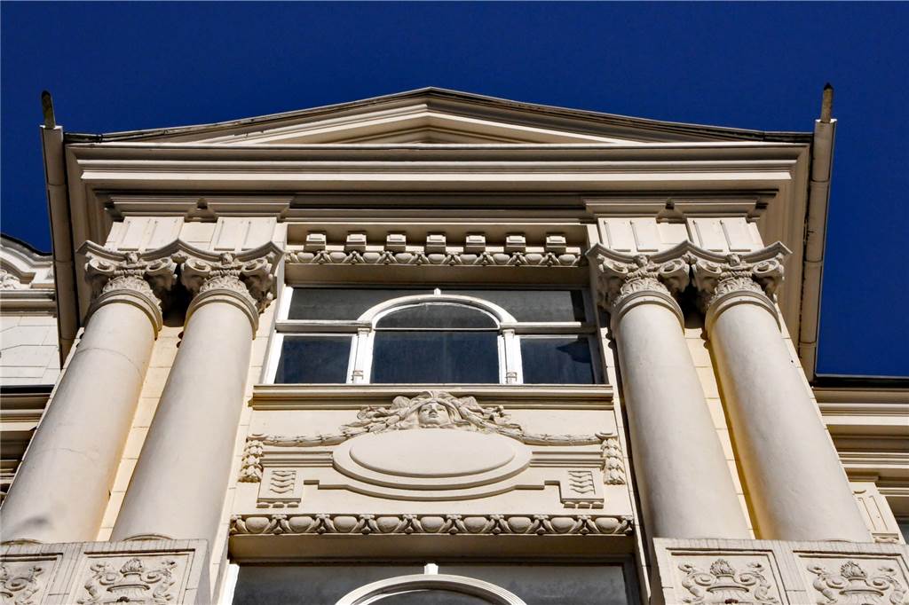 Traumhaus im Kreuzviertel steht seit Monaten leer Klassizistische Pracht: Die Dächer der Vorsprünge erinnern an griechische Tempel.