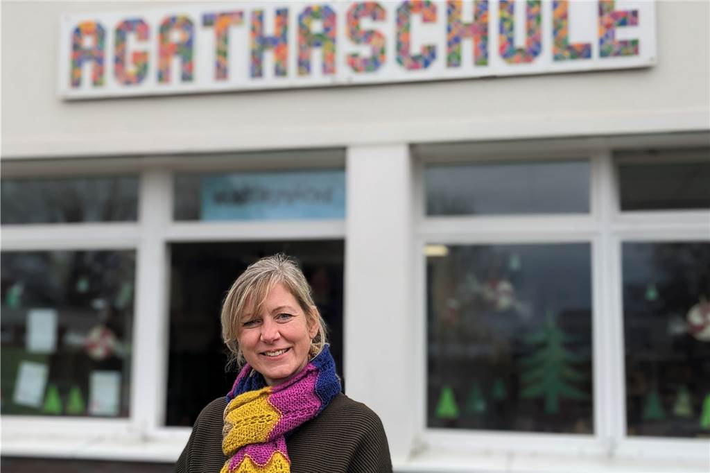 Lehrerin im Seiteneinstieg: Jodie Beckmann sprang ins kalte Wasser Schulleiterin Klaudia Ulbrich-Heisig vor der Dorstener Agathaschule. Sie wünscht sich mehr Unterstützung für Schulen, die Seiteneinsteiger aufnehmen.
