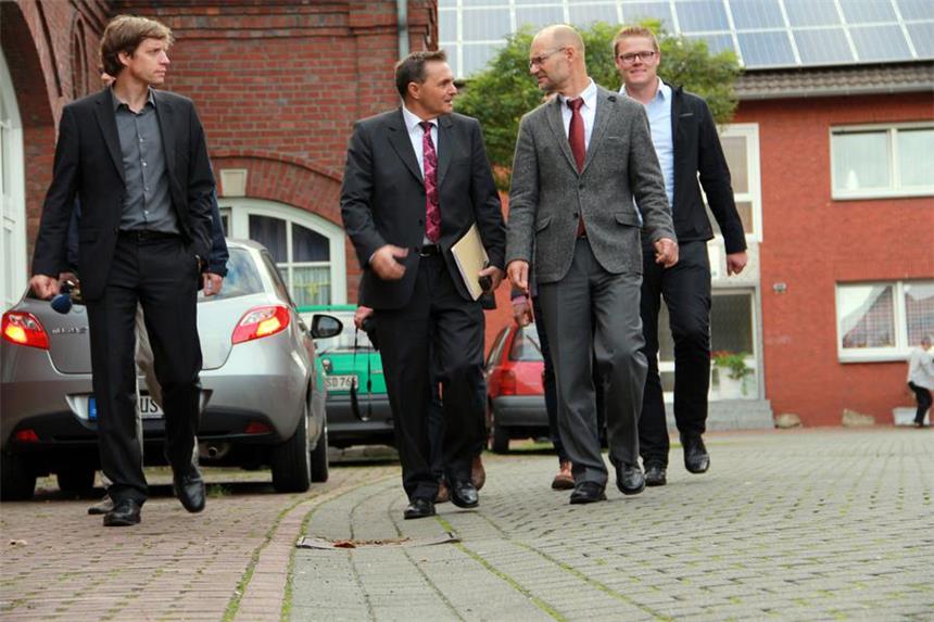 Das könnte die Wohnzukunft in Südkirchen sein Klaus Austermann (Bau-/Wohnministerium NRW, v.l.), Bürgermeister Dietmar Bergmann, der Staatsekretär Michael von der Mühlen und Michael Baier vom Bauamt der Gemeinde Nordkirchen beim Spaziergang durchs zentrale Wohnviertel von Südkirchen.