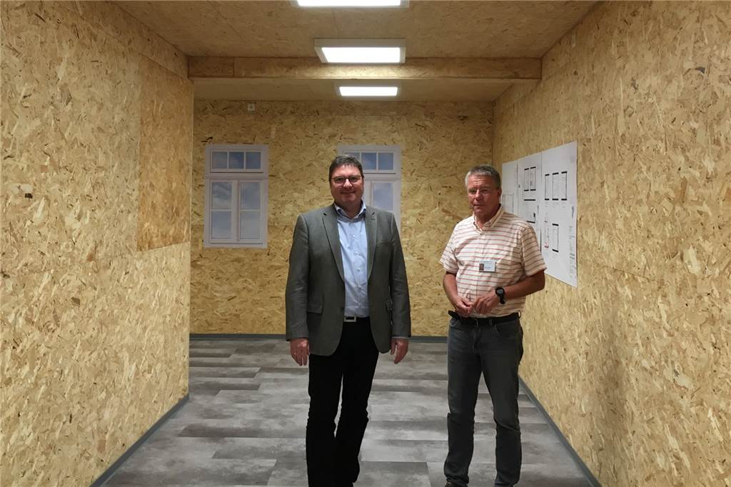 Johannes-Hospital Dortmund baut neuen Trakt komplett unterirdisch Klaus Bathen und Michael Afhüppe im Bau-Flur zur Erweiterung der Onkologie/Hämatologie.