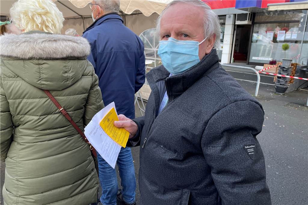 Corona-Impfen mit Übersetzerin, freundlichen Ordnern und wenig Wartezeit Klaus Begoll (79) aus Mengede kam zum Boostern am Samstag nach Westerfilde. Nun freut er sich auf sicherere Weihnachten. Bei seiner Hausärztin hätte er einen Termin im Februar bekommen.