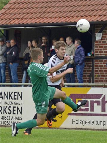 Klaus Büning (r.) und der TuS Wüllen stellen sich am Sonntag im Derby bei Union Wessum vor.