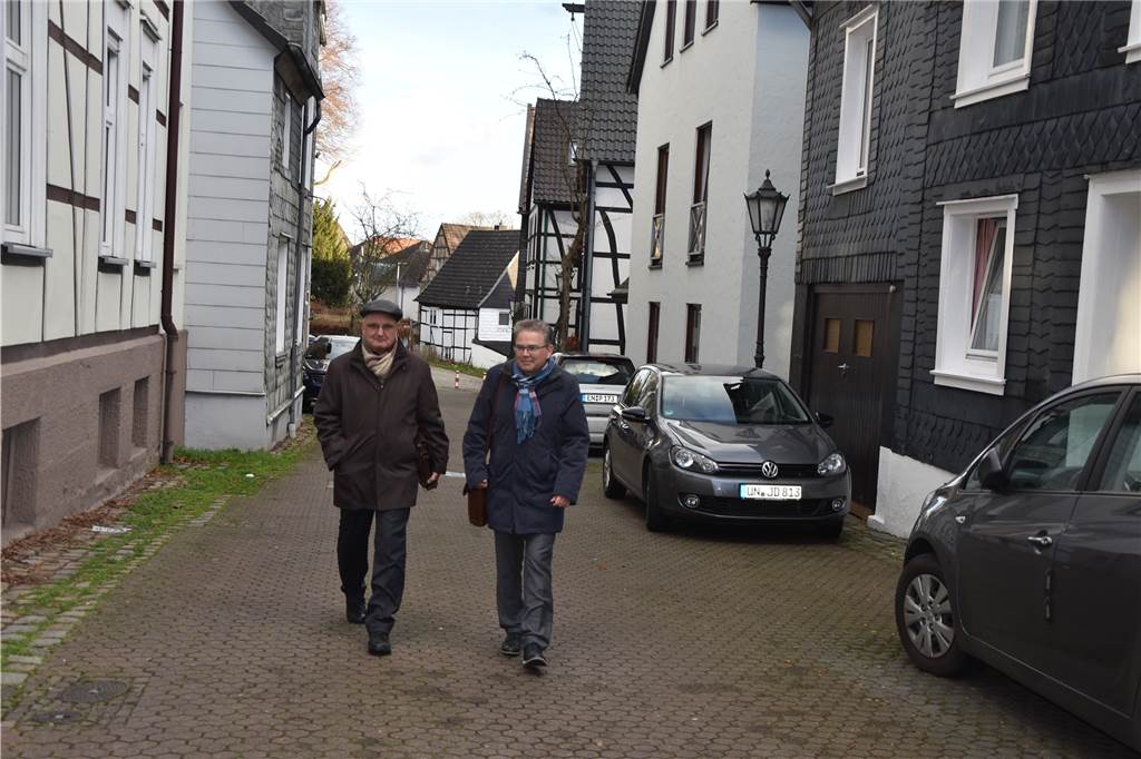 Unterwegs mit einem Zeugen Jehovas: Der Schwerter Klaus Bullmann lebt nach strengen Regeln Klaus Bullmann macht in Begleitung von Manfred Jürgens die Haus zu Hausbesuche in der Schwerter Kotterbachstr.