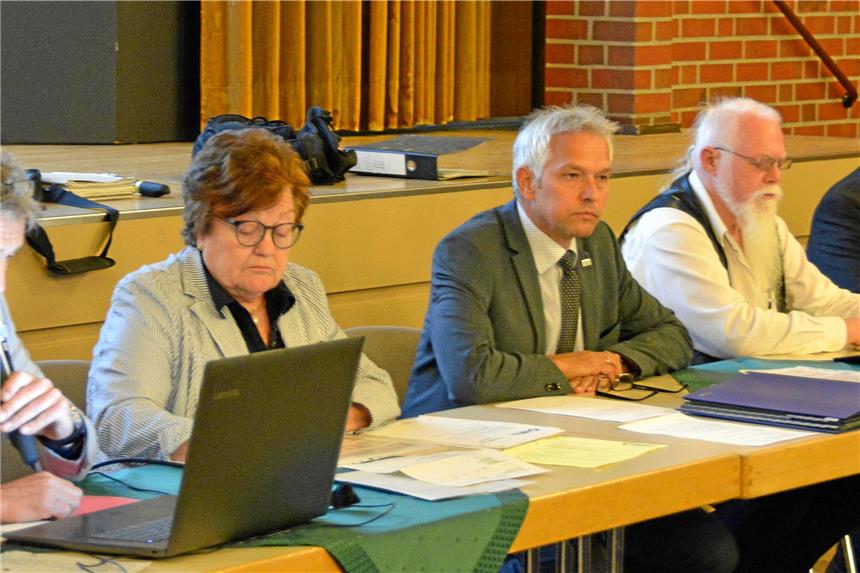 Variante für Umgehungsstraße wird kritisch betrachtet Klaus Dammers (l.) Waltraud Bednarz, Wilhelm Sendermann, Wilhelm Kortmann Günter Klaes und Richard Borgmann.