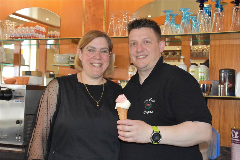 Trotz Kostensteigerungen: „Eismänner“ halten Preis für die Kugel Eis stabil Klaus de Cesero und Laura Vanella, die das Eiscafé Capri, betreiben, setzen unter anderem auf Selbstbedienung. Dadurch könnte der Preis stabil gehalten werden.