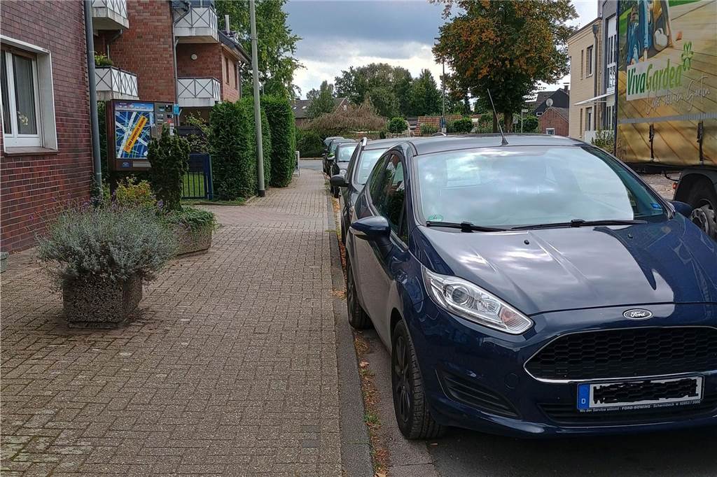 Wildes Parken in Gahlen stößt auf Unmut bei den Anwohnern Klaus-Dieter Hesse reichte der Schermbecker Gemeindeverwaltung dieses Foto ein, um zu zeigen, wie man mit Blumenkübeln das Falschparken verhindern kann.