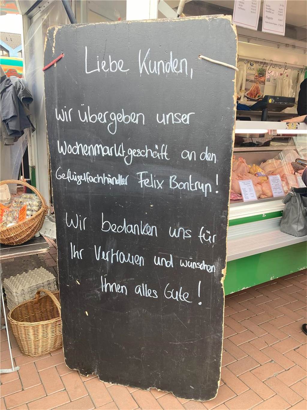 Mister und Misses Wochenmarkt hören nach 42 Jahren auf: „Ära geht zu Ende“ Auf einer schwarzen Tafel vor einem Stand auf dem Wochenmarkt in Waltrop steht in weißer Schrift: Liebe Kunden, wir übergeben unser Wochenmarktgeschäft an den Geflügelfachhändler Felix Bontrup! Wir bedanken uns für Ihr Vertrauen und wünschen Ihnen alles Gute!