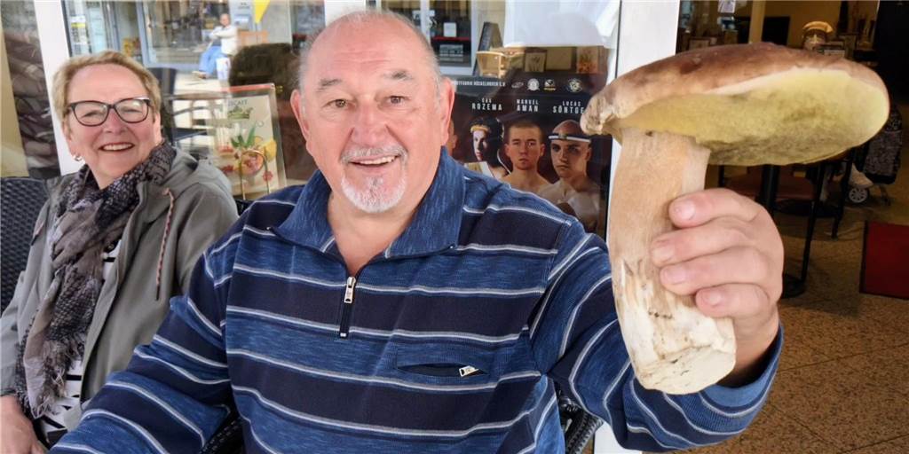 Über 900 Gramm: Sammler Klaus Emmerich aus Dorsten findet Riesen-Steinpilz Pilzsammler