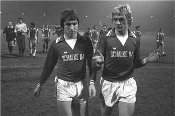 Klaus Fischer (l.) und Hannes Bongatz, hier nach einem UEFA-Cup-Spiel gegen Magdeburg, waren die herausragenden Schalker Spieler beim 4:4 in Essen.