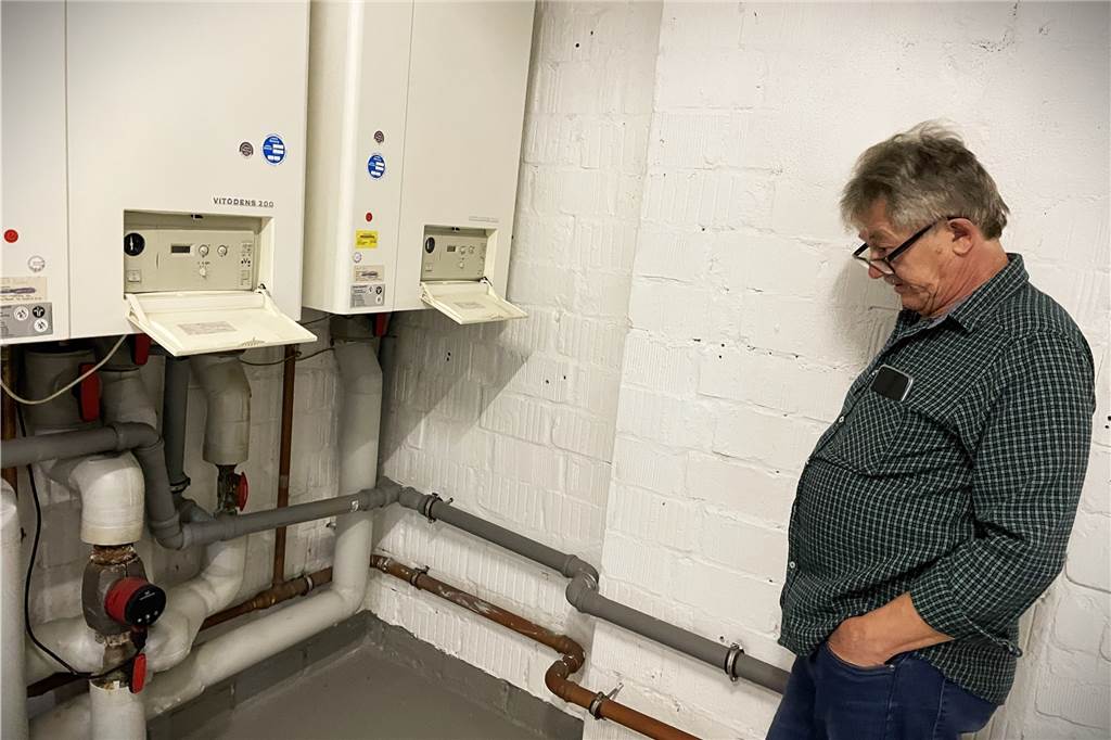 Klaus Fischer vor der Heizungsanlage im Keller.