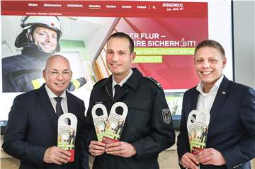 Klaus Graniki (Geschäftsführer von Dogewo 21), Tobias Schmolla von der Feuerwehr Dortmund und Heiko Bahn (Leiter Vermietung Dogewo 21) stellen die Kampagne vor.