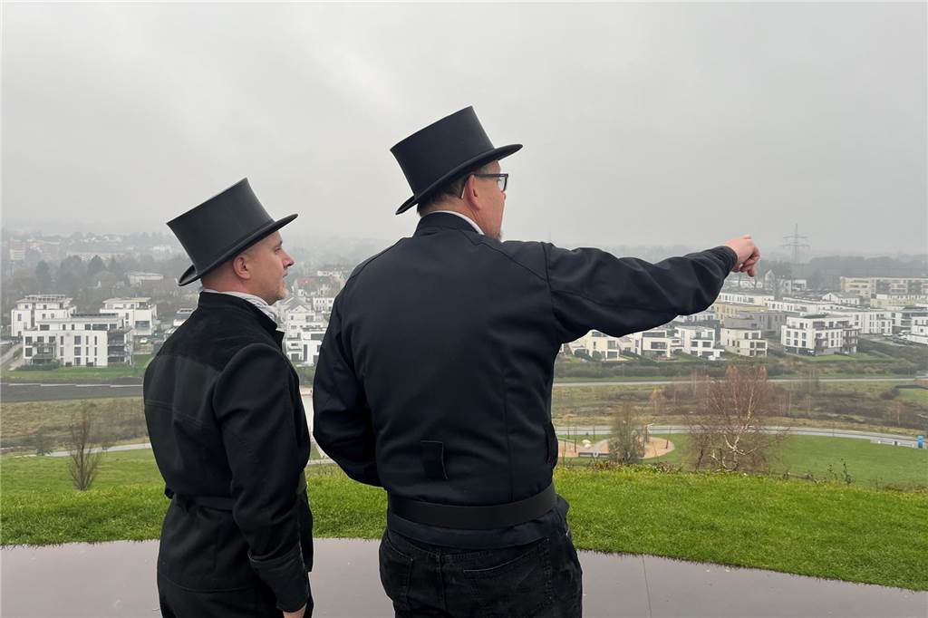 Nach 50 Jahren macht Schornsteinfeger Klaus Henzerling seine Abschiedstour Blick vom Kaiserberg über den Phoenix-See: Klaus Henzerling zeigt seinem Nachfolger Christian Weindorf den 23. Kehrbezirk.