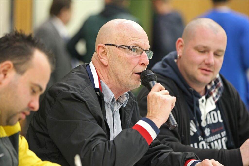 Hallenstadtmeisterschaft: TV-Star Nelson Müller traf DJ Ötzi in Castrop-Rauxel Klaus Holzner führte 2012 bei den Hallenstadtmeisterschaften die Turnierleitung des SV Dingen an.