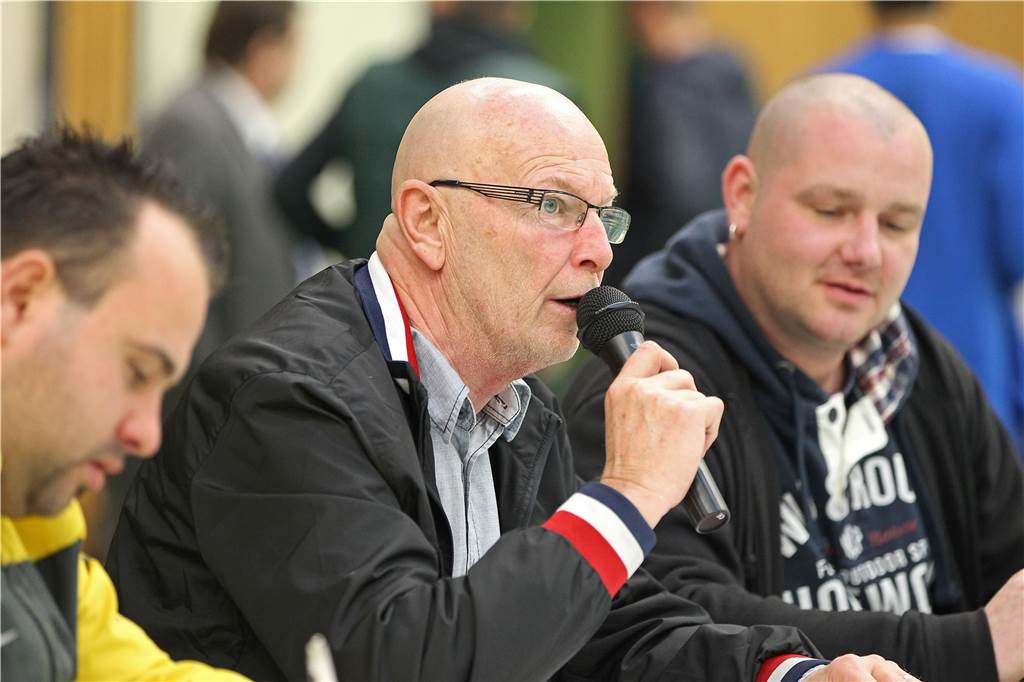 Castrop-Rauxeler Hallenstadtmeisterschaft: Finalist hatte Glück bei Einspruch, Fäuste flogen Klaus Holzner führte bei den Hallenstadtmeisterschaften die Turnierleitung des SV Dingen an.