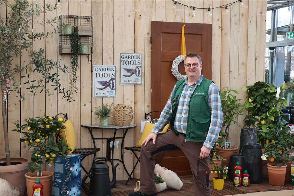 Umsatz fehlte - Gartencenter Hilgert öffnet wieder montags Klaus Ikemann steht im Gartencenter Hilgert vor einer Holzwand