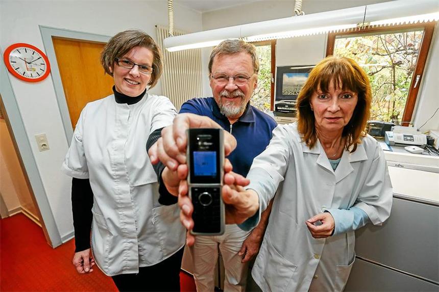 Telefone einer HNO-Praxis blieben zwei Wochen stumm Klaus Jürgen Driller und seine Mitarbeiterinnen Manuela Kapuvari (l.)und Gabi Brinckmann freuen sich, dass Patienten sie wieder erreichen können.