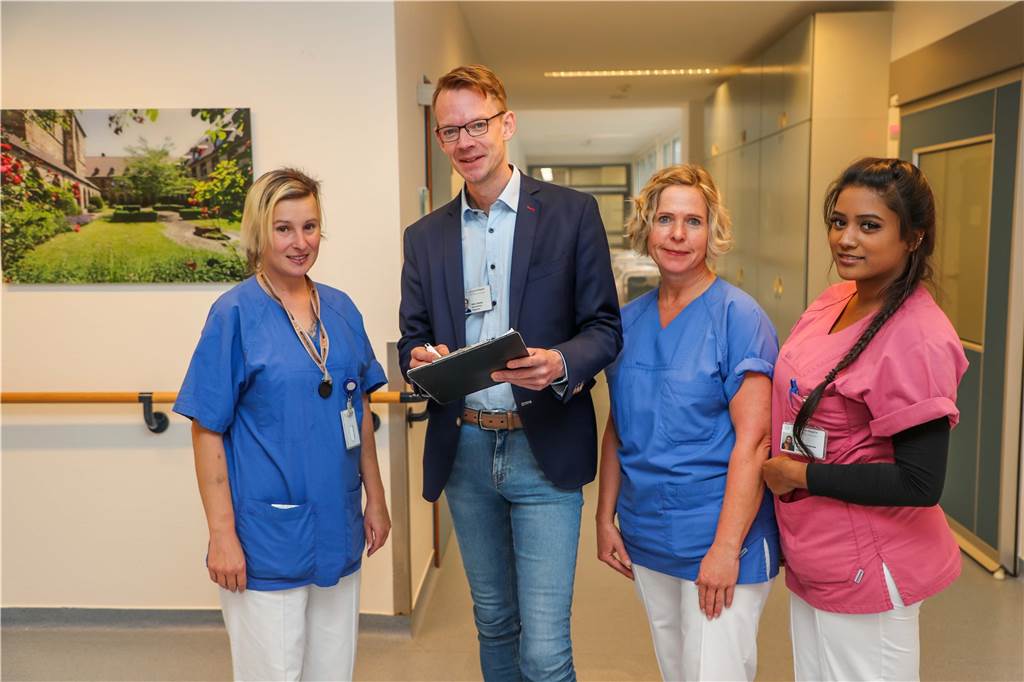 Tag und Nacht an der Seite der Patienten Klaus Lutterbey, Bereichsleiter des Pflegedienstes, zusammen mit seinem Pflegeteam. Foto: Schütze