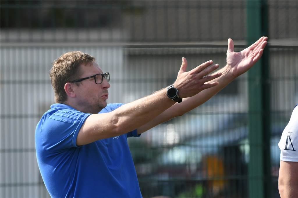 Nachwuchs von Wacker Obercastrop erwischte Sahne-Spieltag - aber Notarzt musste anrücken Klaus Magiera bleibt trotz seiner Aufgabe als Senioren-Trainer beim SuS Merklinde auch D-Junioren-Coach bei Wacker Obercastrop.
