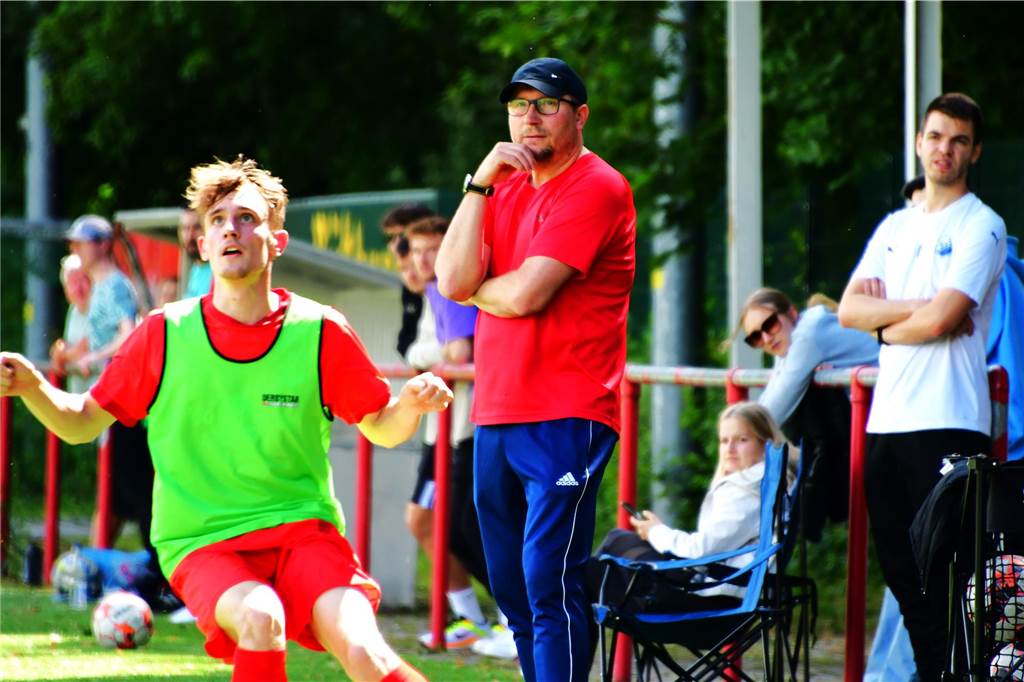 SuS Merklinde erreicht nächste Runde im Kreispokal: Rote Karte in erster Minute Klaus Magiera ist Trainer des SuS Merklinde.