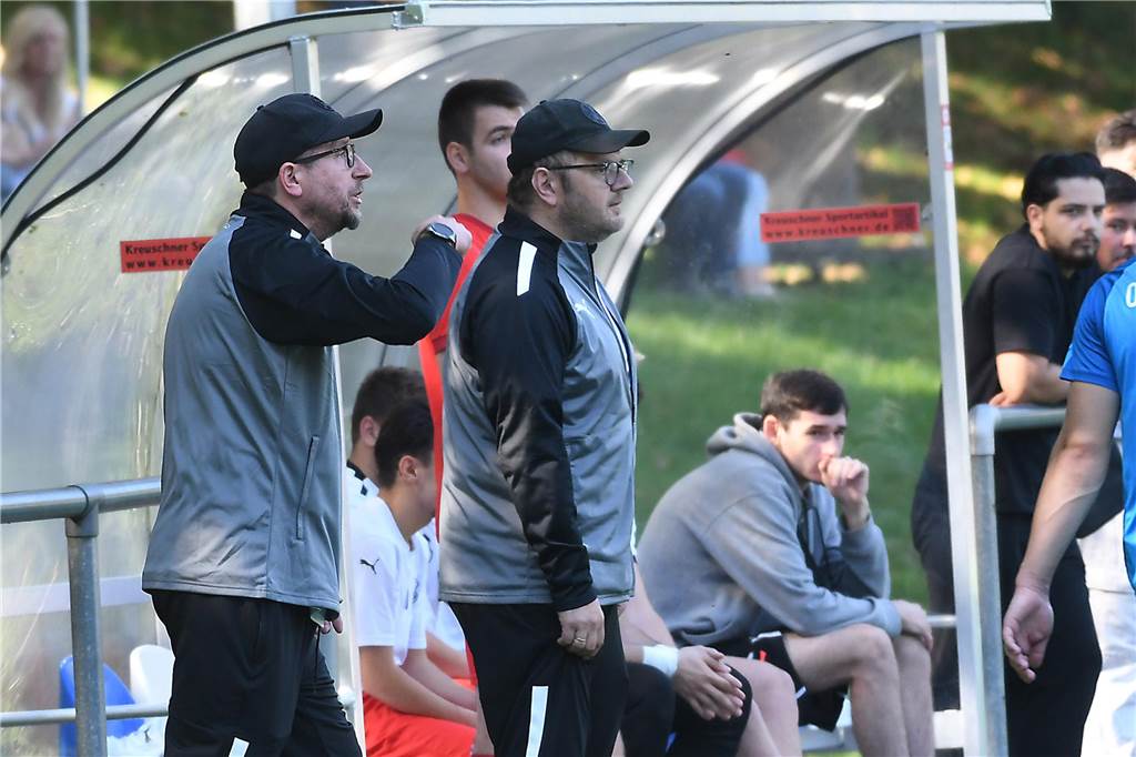 Große Krisensitzung beim SuS Merklinde: Sportlicher Leiter mit Ansage an Spieler und Trainer Klaus Magiera (l.) und Darius Schatterny an der Trainerbank.