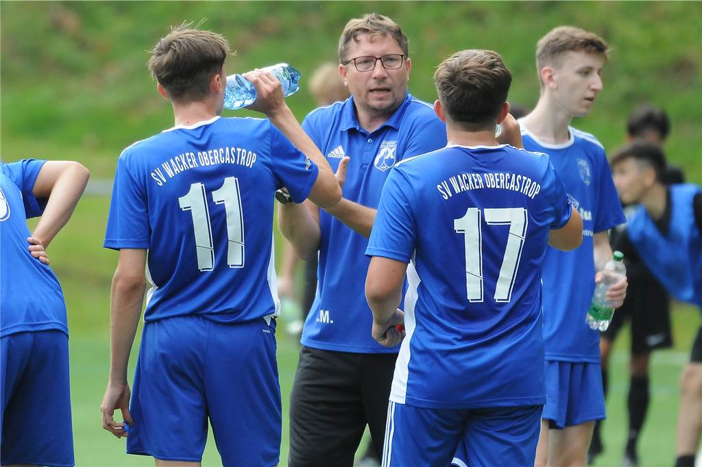 Kreisliga A: SuS Merklinde hat erfolgreich im Jungbrunnen nach Spielern gefischt Klaus Magiera (M) führte als Trainer jüngst die A-Junioren des SV Wacker Obercastrop zum Bezirksliga-Aufstieg. Jetzt ist er Senioren-Coach des SuS Merklinde in der Kreisliga A.