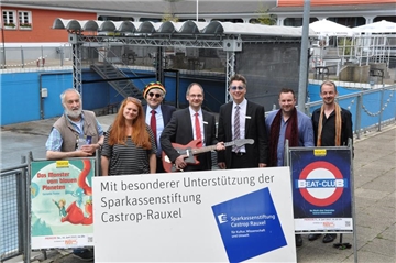 Klaus Michael Lehmann (v.l., Verein Hände weg vom Stadtgarten), Regisseurin Karin Eppler, Günter Wohlfarth (kaufm. Geschäftsführer WLT), Martin Zill und Dirk van Buer (Sparkassen-Stiftung), Parkbad-Süd-Chef Rainer Schorer und Dramaturg Christian Scholze freuen sich auf „Bühne raus“ im Parkbad Süd. 
