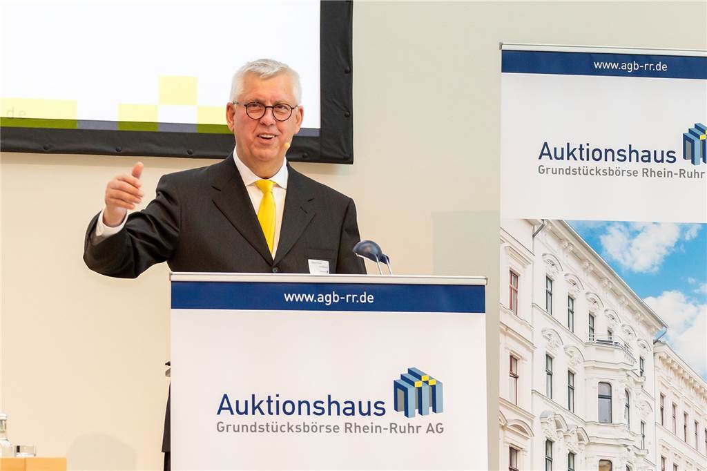 Statt Immo-Scout: Ein Haus kann man auch bei einer Auktion kaufen Klaus-Peter Großmann bei der ersten Auktion in der Essener Philharmonie vor einem Jahr. Hier wurde das Landhaus Keller zum Top-Preis versteigert.