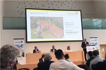 Klaus-Peter Großmann (r.) trat als Auktionator bei dem Bieterwettbewerb um das Landhaus Keller in der Philharmonie in Essen auf. „Sehr angespannt“ sei die Raesfelder Delegation bei der Versteigerung gewesen, sagte Bürgermeister Andreas Grotendorst.