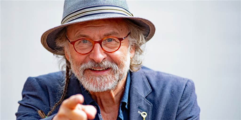 Star-Krimiautor Klaus-Peter Wolf: Wie finden Leser das zu ihnen passende Buch? Klaus-Peter Wolf guckt in die Kamera und zeigt einen Finger auf sie.