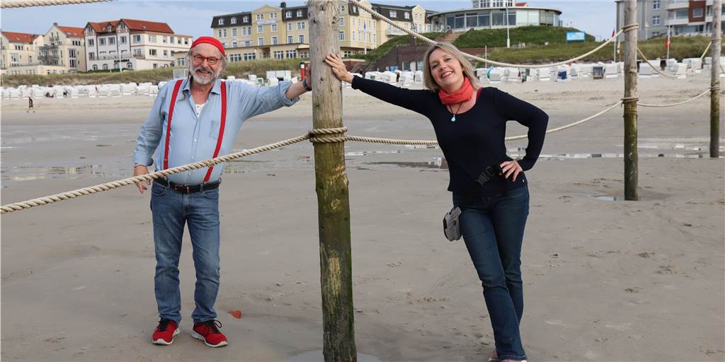 Ruhrgebiet lässt Krimi-Autor Klaus Peter Wolf auch in Ostfriesland nicht los Klaus-Peter Wolf und Bettina Göschl am Nordseestrand. Beide sind am 23. September im Rahmen von "Mord am Hellweg" in Lünen zu Gast.