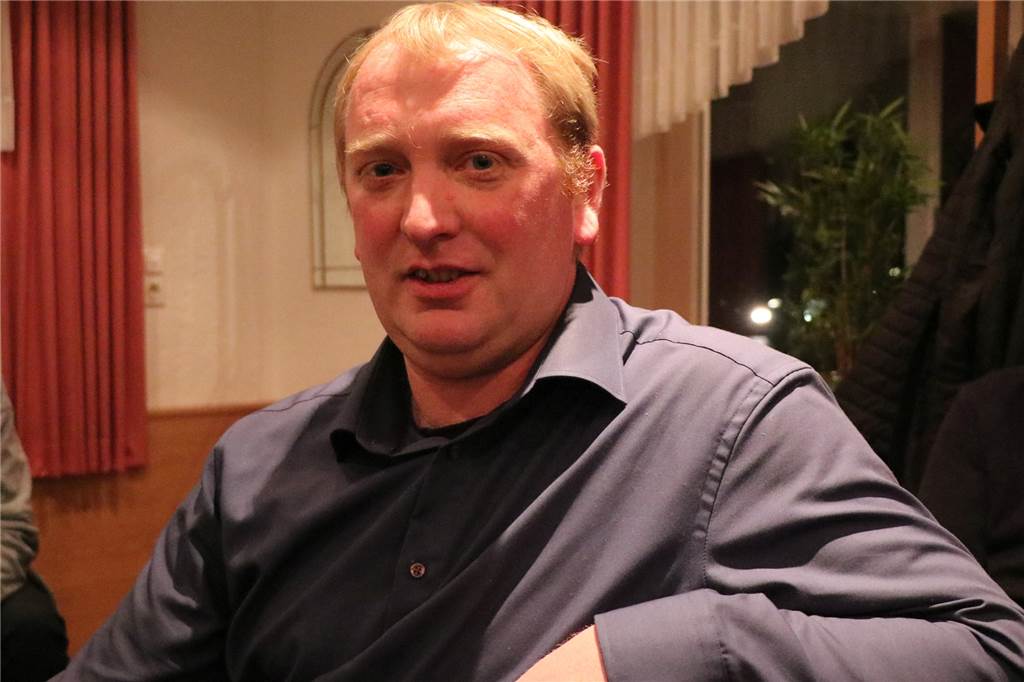 Bauern wünschen mehr Flexibilität, freuen sich an Demonstrationen und fürchten Trockenheit Klaus Pries (44) stellte sich auf der Versammlung als Bürgermeisterkandidat vor und warb um Unterstützung und Ideen.