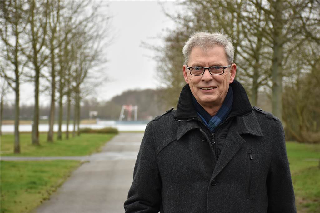 Laternen im Seepark: Anwohner fordern mehr Sicherheit für den Baukelweg Klaus Rausch fordert stellvertretend für die Anwohner am Seepark Laternen auf dem Baukelweg.