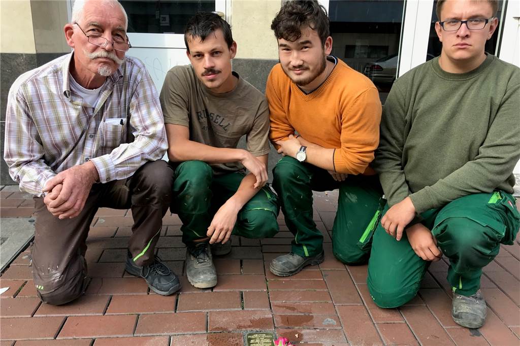 Stolpersteine erinnern erstmals in Dortmund an obdachloses Opfer des Nationalsozialismus Klaus Schlamann vom Ausbildungsbetrieb Grüne Schule hat die Stolpersteine mit seinen Azubis Miguel Friedrichs, Marvin Pelz und Max Hebgen verlegt.
