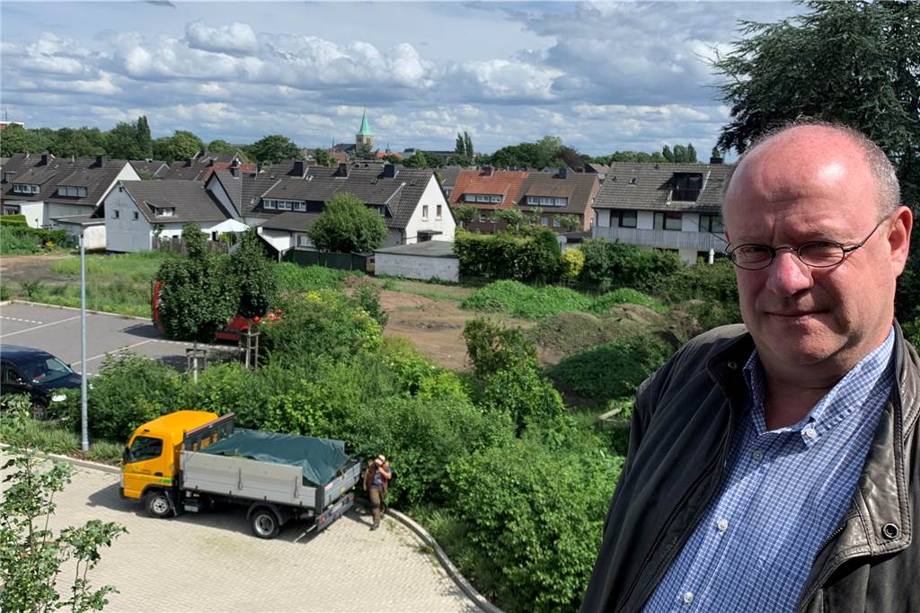 Auswärtige Mieter schätzen „Luxus-Wohnen“ am Kanal - Dorstener weniger Klaus Schrudde, Caritas-Geschäftsführer, auf der Dachterrasse eines der Wohnhäuser am Kanal. Im Hintergrund der Kirchturm der St.-Agatha-Kirche, der die Nähe zum Stadtzentrum verdeutlicht.