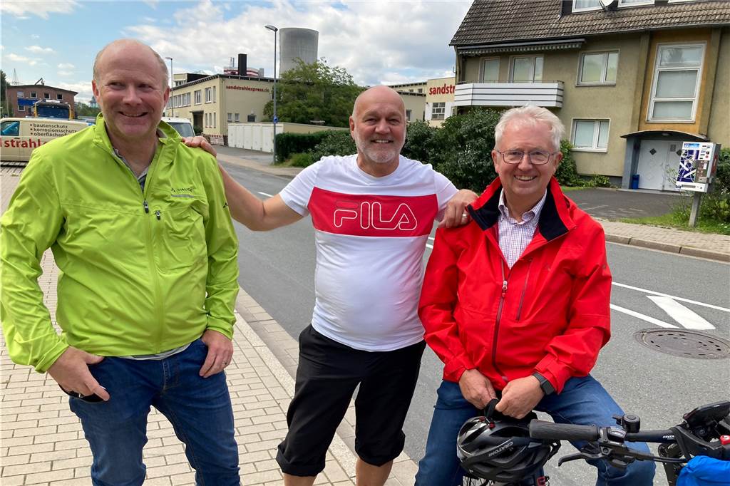 Steag-Kraftwerk: Nach der letzten Sprengung bleiben Staub und Sorgen Klaus Schwarze, ehemaliger Leiter des Steag-Kraftwerks (r.) und der aktuelle Chef des Steag-Teams, Peter Hubbertz (l.), zusammen mit dem technischen Leiter von Trianel, Martin Fricke: nur drei von zahlreichen Lüner Kraftwerkern die sich sich die Sprengung ansahen. Fricke war Co-Moderator im Live-Stream.