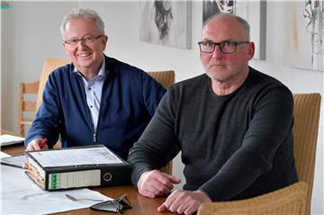 Klaus Schwarze (l.) und Roger Schmidt: ehemalige Kollegen vom Kraftwerk Lünen. Die Sprengung erst von Schornsteine und Kesselhaus und dann von Pumpenhaus, Bunkerschwerbau und Rauchgasentschwefelungsanlage verfolgen sie mit besonderem Interesse.