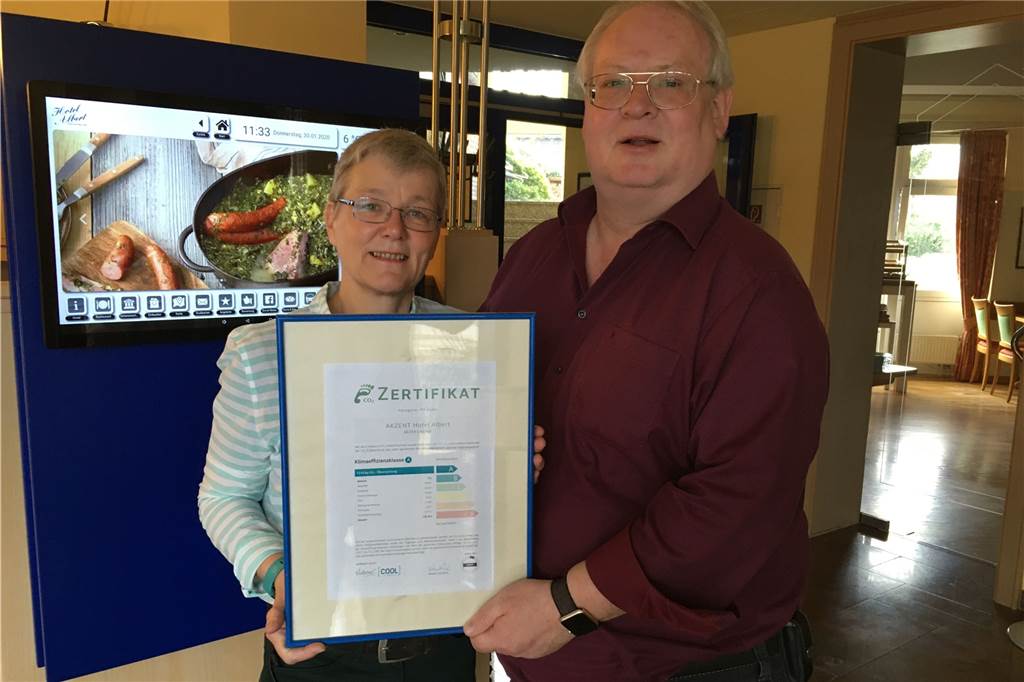 Im Hotel Albert in Dorsten können Gäste ohne CO2-Fußabdruck übernachten Klaus und Ursula Heim haben schon zum zweiten Mal das Viabono-Zertifikat bekommen.