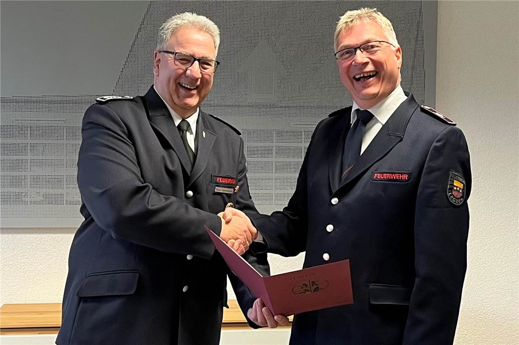 Klaus Uppenkamp überreicht Gustl Wessels die Ernennungsurkunde.