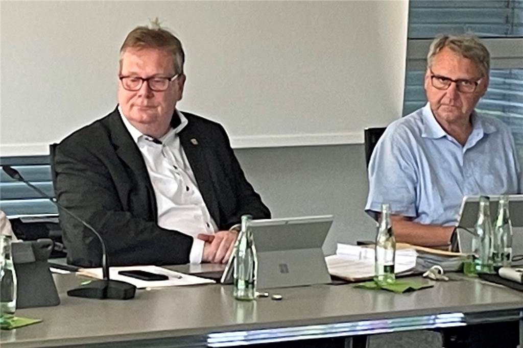 Der erste Spatenstich fürs neue Feuerwehr-Gerätehaus rückt näher Klaus van Roje (v. r.) und Bürgermeister Thomas Stohldreier verkündeten in der letzten Ratssitzung vor den Sommerferien gute Nachrichten rund ums geplante Feuerwehrgerätehaus Herbern.