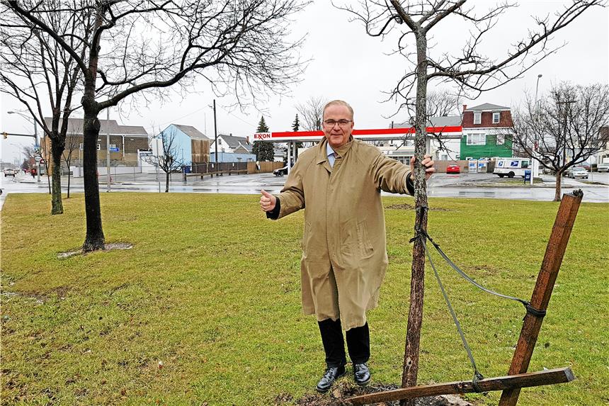 Sierau will 40-jährige Verbindung mit US-Stadt ausbauen Klaus Wegener, Präsident Auslandsgesellschaft, steht im „Dortmund Park“ in Buffalo, der bislang nur eine Wiese ist.