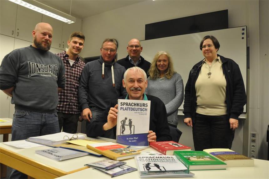 Dieser Mann belebt Plattdeutsch in Selm wieder Klaus Werner Kahl (vorne) mit sechs der acht Selmer, die sich gemeldet haben und Platt lernen wollen.