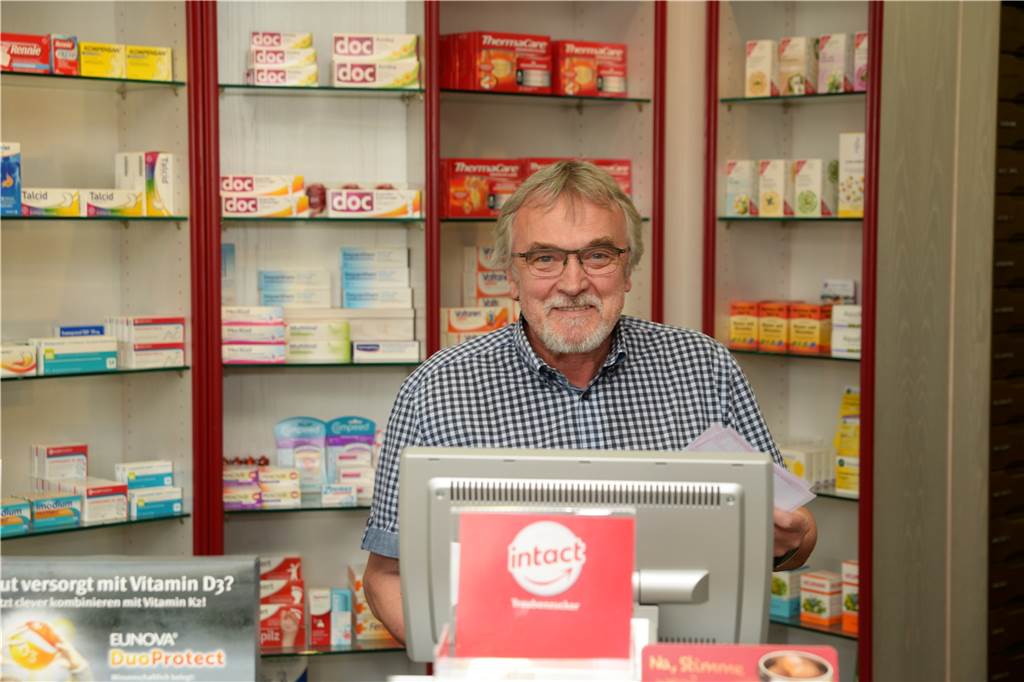 Als vor 40 Jahren die erste Apotheke nach Kley kam ... Klaus Wiegmann in seiner Apotheke.